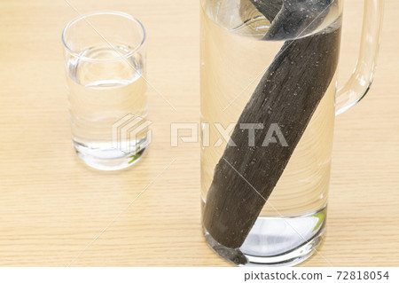 Put Bincho charcoal in water and drink 72818054