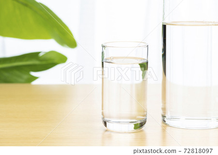 在休息室裡桌上的飲用水 72818097