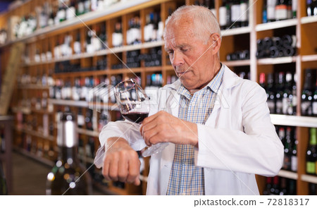 Sommelier tasting wines in winery Sommelier tasting wines in winery 72818317