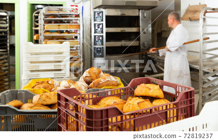 Usual work of baker in a bakery 72819237