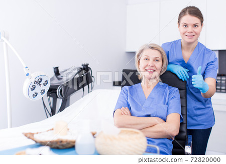Two satisfied beauticians Two satisfied beauticians 72820000