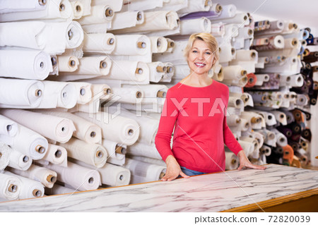 Customer boasting purchased home textiles 72820039