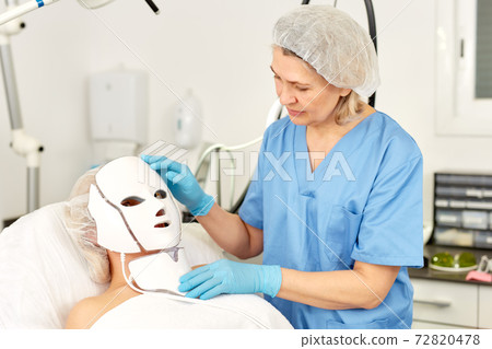 Attractive girl expects plastic surgery in clinic 72820478