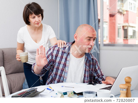 Financial problems in the family 72820807