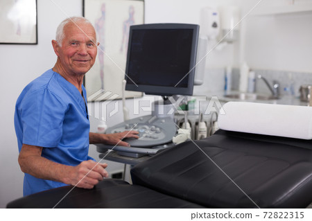 Elderly man hospital doctor in cabinet of ultrasound test Elderly man hospital doctor in cabinet of ultrasound test 72822315