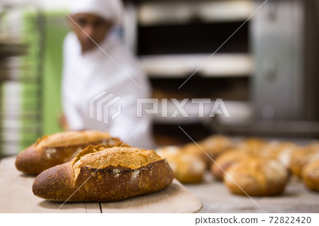 Usual work of baker in bakery 72822420
