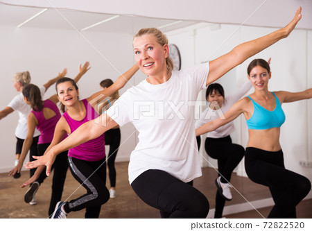 Women dancing aerobics at lesson in the dance class 72822520