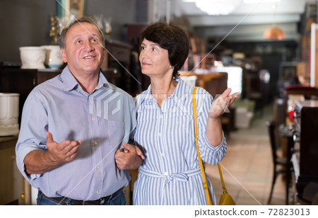 Happy couple is shopping in the antique store 72823013
