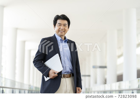 高級商人用一台筆記本電腦 高級商人用一台筆記本電腦 72823098