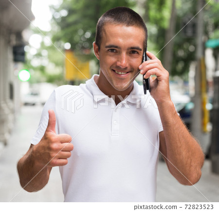Man talking on smartphone in city Man talking on smartphone in city 72823523