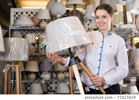 female vendor shows lamp 72823829