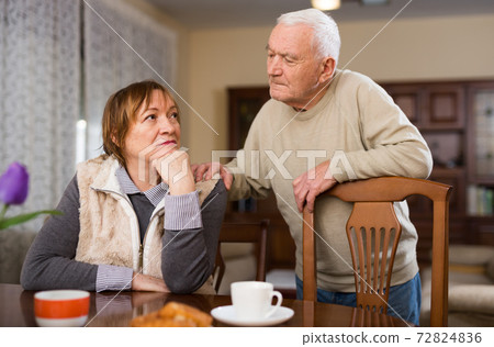 Portrait of elderly wife and husband Portrait of elderly wife and husband 72824836