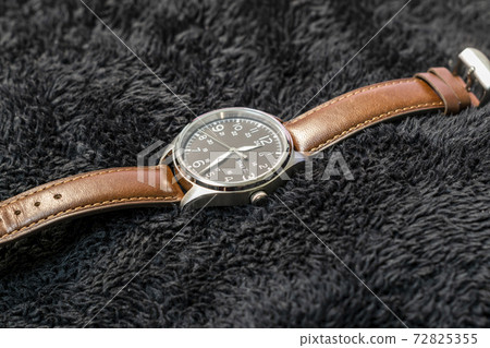 Leather band watch 72825355