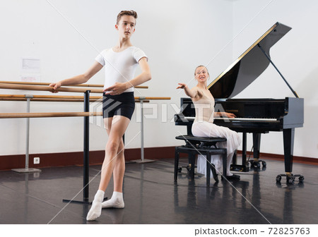 Young dancer studying ballet to the music 72825763