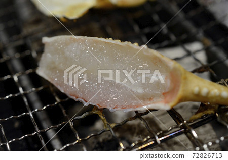 Charcoal-grilled live crab 72826713