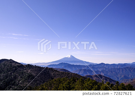 A magnificent view from Mt. Ushiokuno-Gangaharasuriyama (Mt. Fuji with snow makeup) 72827621