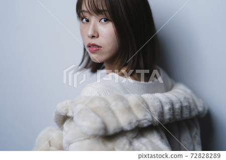 假皮草外套的女人 72828289