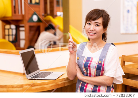 Nursery teacher / nursery / mom using a laptop Nursery teacher / nursery / mom using a laptop 72828307