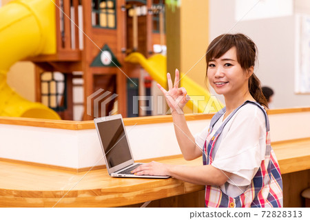 Nursery teacher / nursery / mom using a laptop 72828313