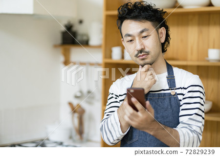 Bearded man suffering from menu 72829239
