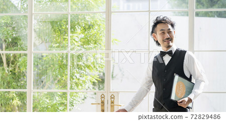 大鬍子男服務員 72829486