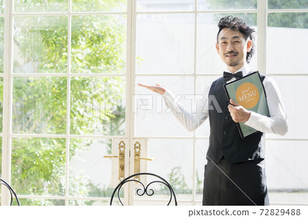 大鬍子男服務員 72829488