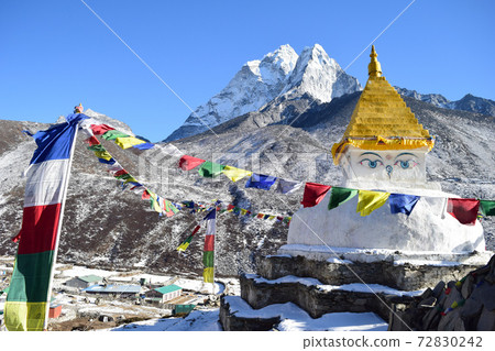 尼泊爾佛教佛塔和阿瑪杜布勒姆山 72830242