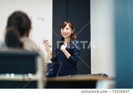 Career woman talking in training Career woman talking in training 72830647