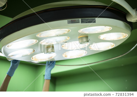 Operating room 72831394