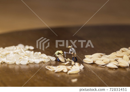 A miniature doll hulling rice 72831451