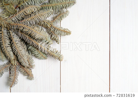 Christmas white wooden pattern with Christmas tree branches Christmas white wooden pattern with Christmas tree branches 72831619