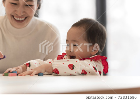 Parents playing with building blocks 72831686