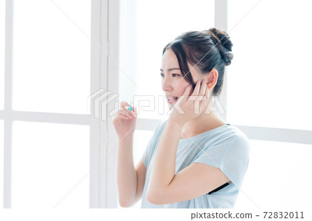 Young woman feeling pain in her teeth 72832011