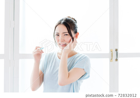 Young woman feeling pain in her teeth 72832012