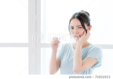 年輕女子在她的牙齒感覺疼痛 72832013