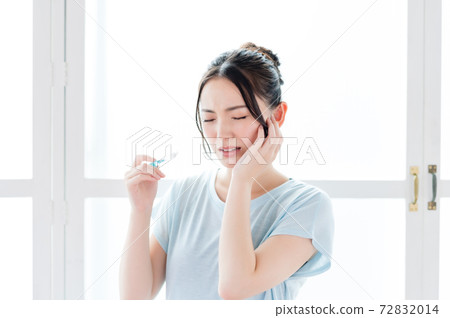 Young woman feeling pain in her teeth 72832014