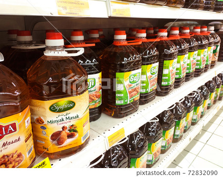 SEREMBAN, MALAYSIA -APRIL 24, 2020: Cooking oil made from processed palm oil seed displayed for sale inside the supermarket. Sorted by the brand to make it easy for the customer to choose.  72832090