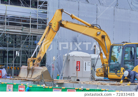 Civil work with power shovel Civil work with power shovel 72833485