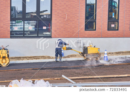 Work to compact asphalt with a hand guide roller 72833491