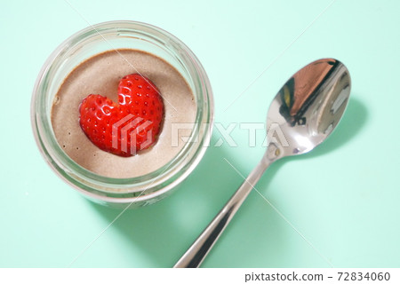 心形草莓和巧克力慕斯 心形草莓和巧克力慕斯 72834060