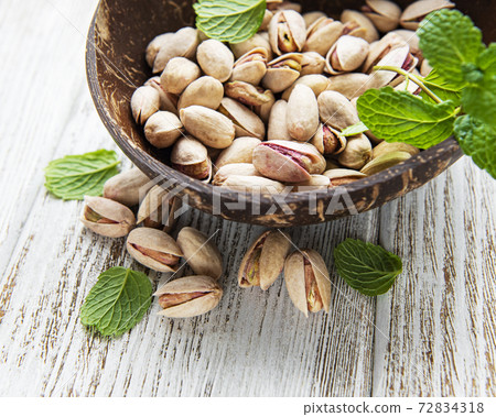 Bowl with pistachios 72834318