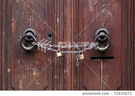 Chain and padlocks Chain and padlocks 72835071