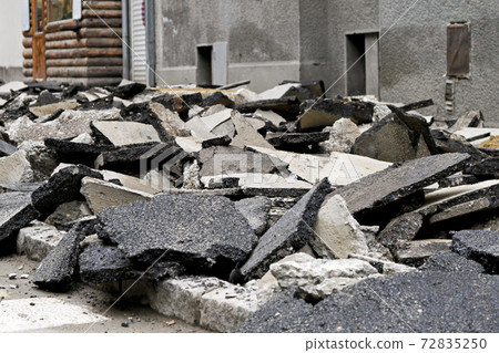 Asphalt pavement 72835250