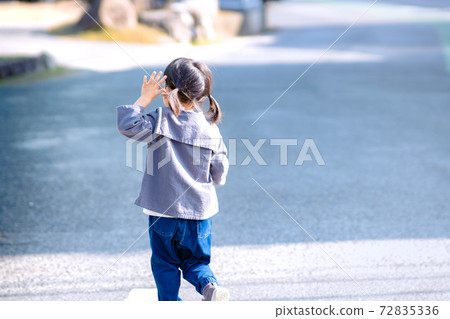 兒童女孩背影制服 72835336