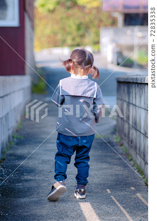 兒童女孩後視圖沮喪 72835338