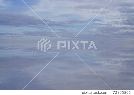 Uyuni salt lake sky 72835805