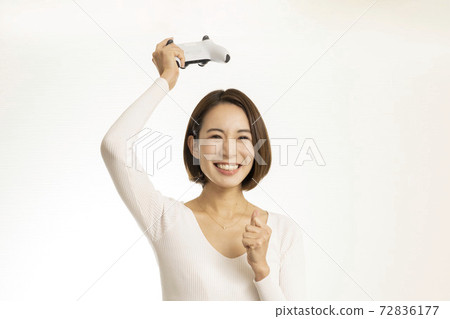 美麗的女人喜歡視頻遊戲/女人對遊戲著迷/女人介紹遊戲 美麗的女人喜歡視頻遊戲/女人對遊戲著迷/女人介紹遊戲 72836177