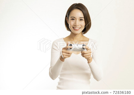 美麗的女人喜歡視頻遊戲/女人對遊戲著迷/女人介紹遊戲 美麗的女人喜歡視頻遊戲/女人對遊戲著迷/女人介紹遊戲 72836180