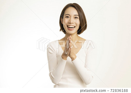 Beautiful woman standing with a smile / cute woman / charming woman / white clothes / white teeth Beautiful woman standing with a smile / cute woman / charming woman / white clothes / white teeth 72836188