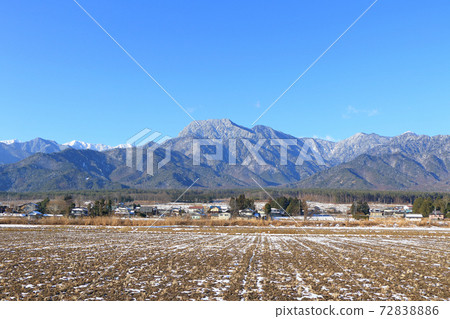安zu野松川在有明山腳下冬季早晨 72838886